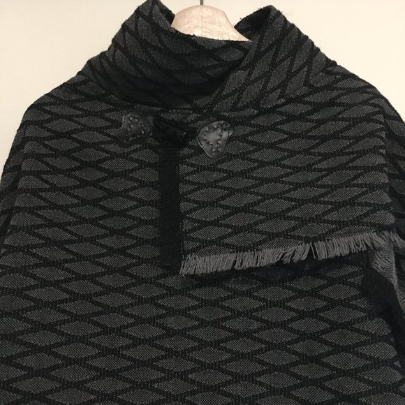 Black Diamond Witchy Shoulder Cape + Pin - Picture 4 of 11
